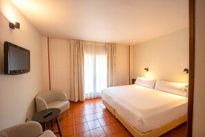 Double Room | Minibar, in-room safe, desk, blackout drapes