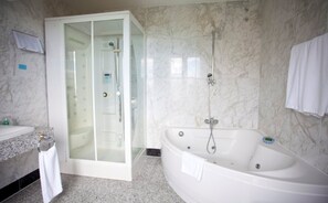 Suite junior, 1 cama King size, hidromasaje | Baño | Amenidades de baño gratuitas, secadora de cabello, bidet, toallas 