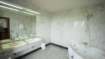 Junior suite, 1 kingsize bed, bubbelbad | Uitzicht vanuit de kamer