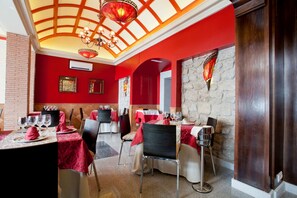 2 Restaurants, Frühstück, Mittagessen, Abendessen, spanische Küche