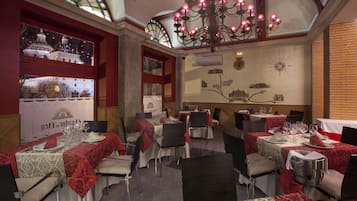 2 restaurants; ze serveren er ontbijt, lunch en diner