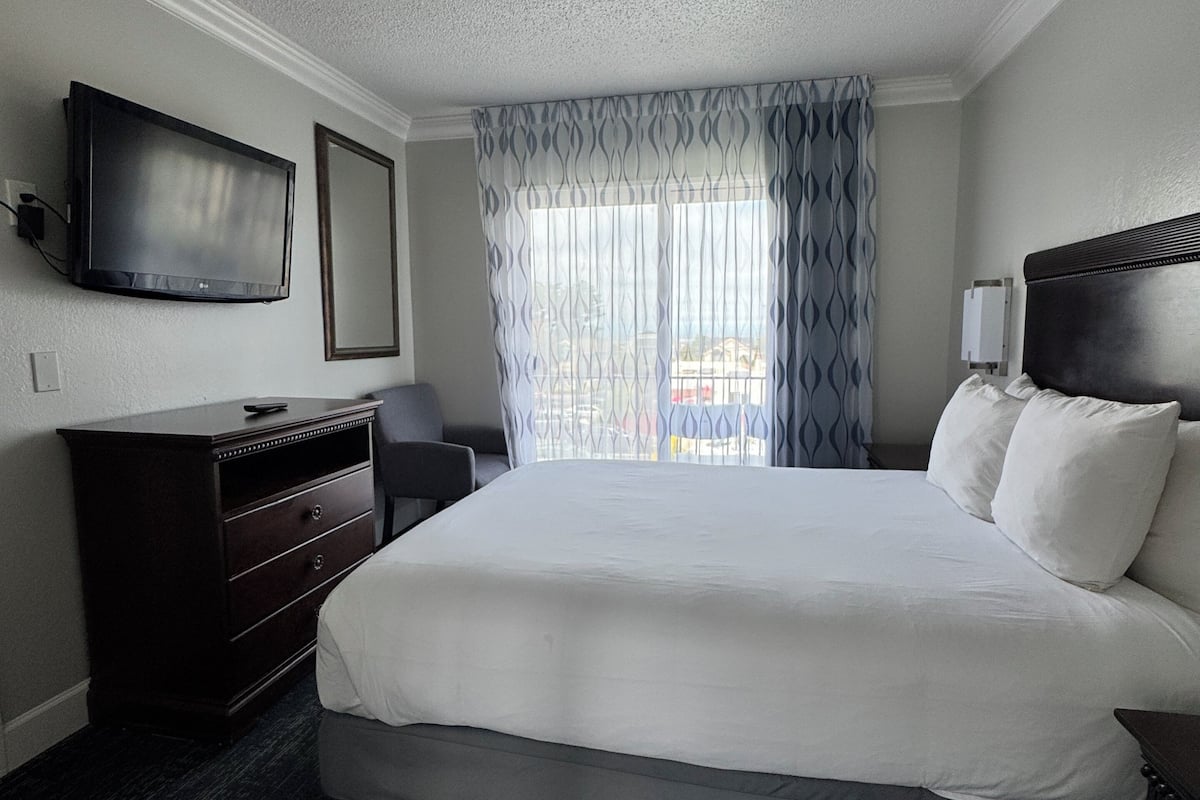 One Bedroom Suite, 2 Queen Beds, Balcony | Bureau, fer et planche à repasser, Wi-Fi gratuit, draps fournis