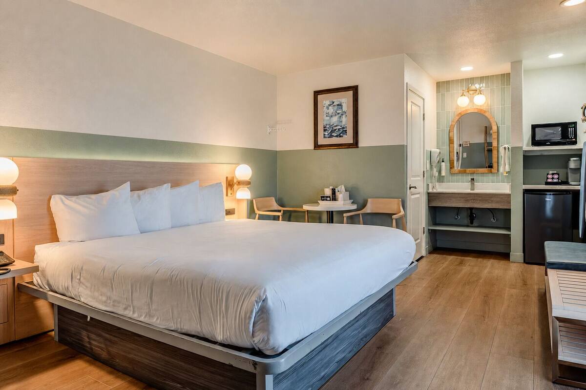 Room, 1 King Bed | Desk, iron/ironing board, WiFi (free), bed sheets