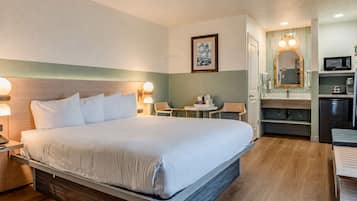 Room, 1 King Bed | Desk, iron/ironing board, WiFi (free), bed sheets