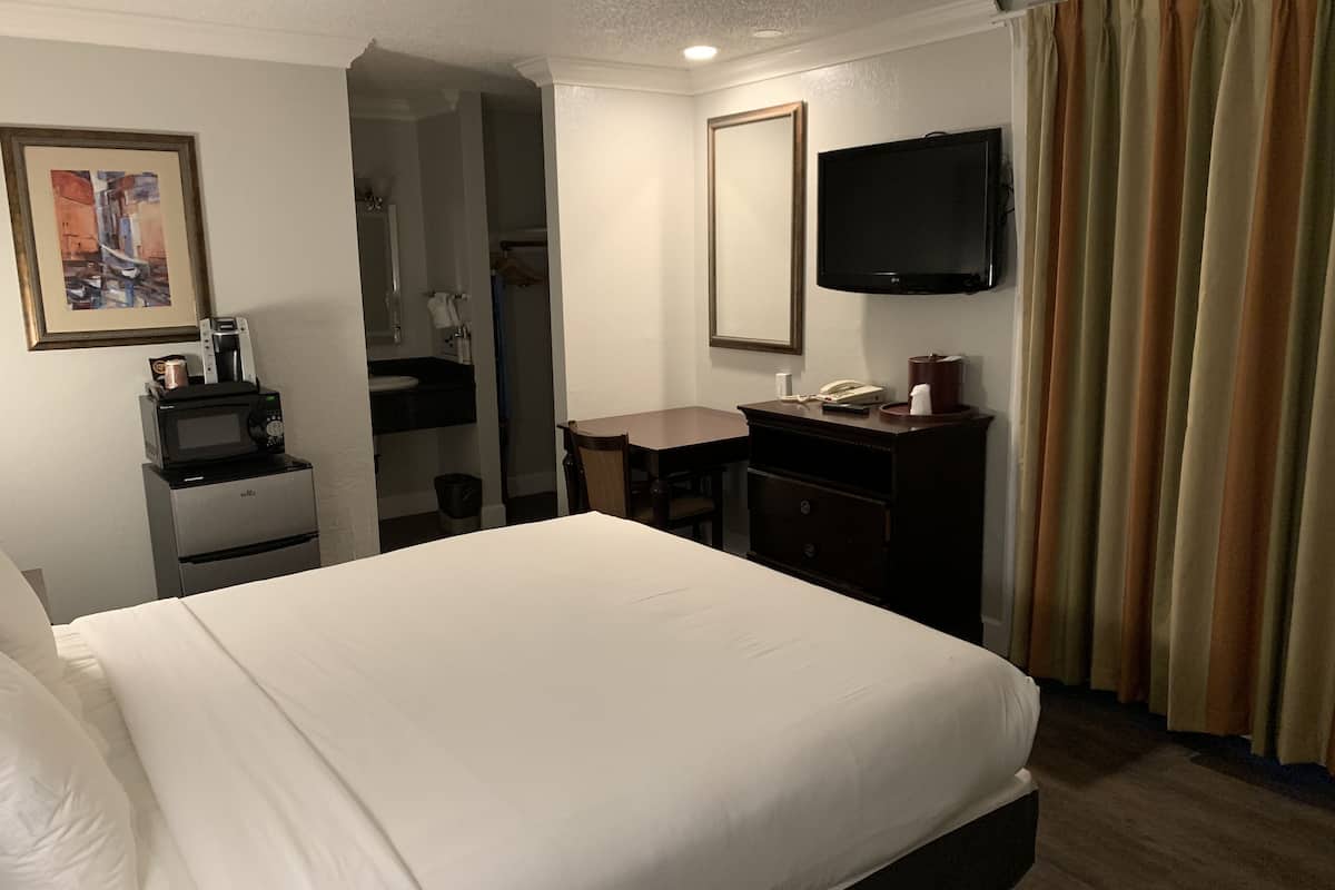 مكتب ومكواة/لوح كي وواي فاي مجانًا وملاءات أسرّة