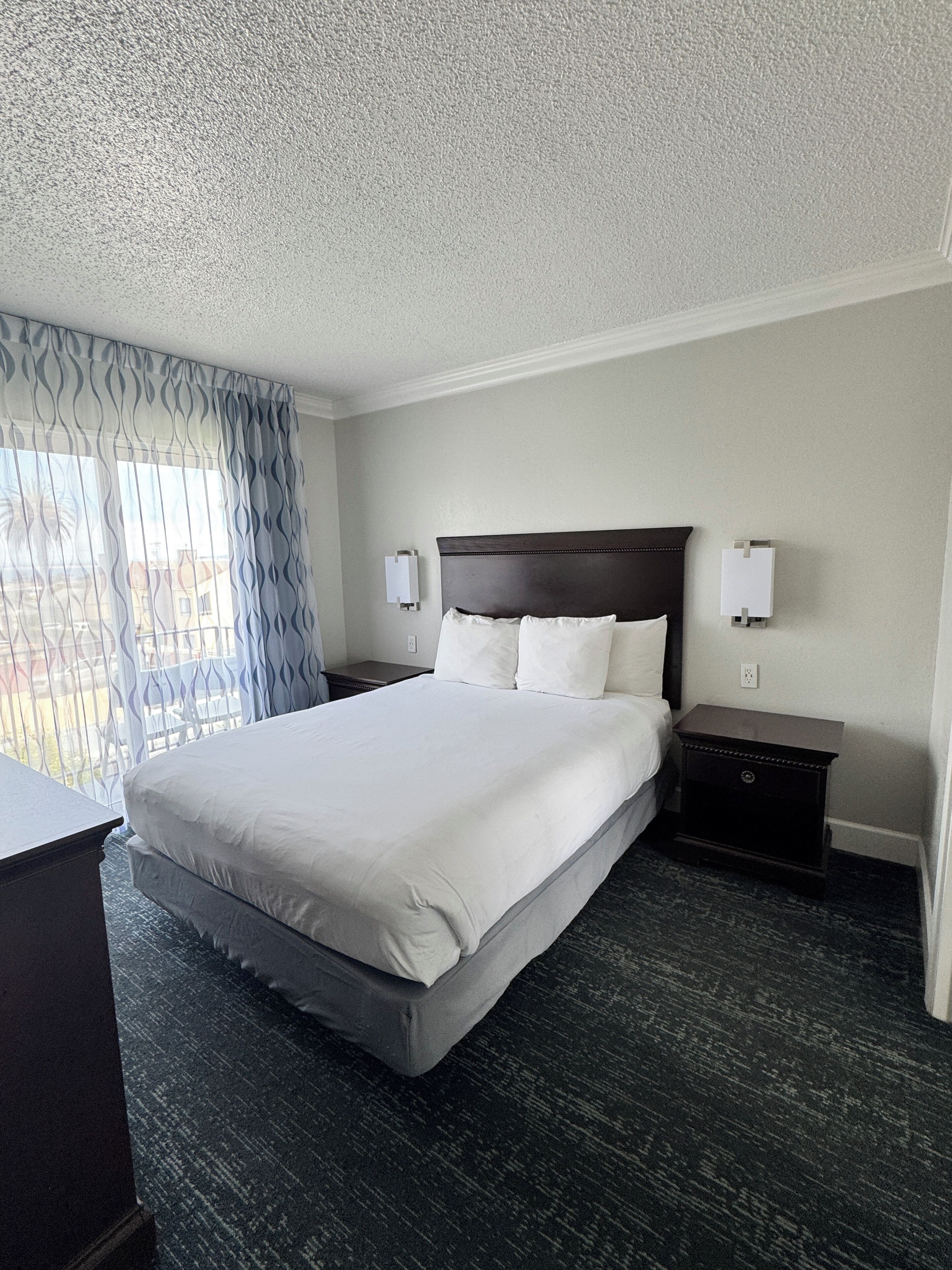 One Bedroom Suite, 2 Queen Beds, Balcony | Escritorio, tabla de planchar con plancha, wifi gratis y ropa de cama 