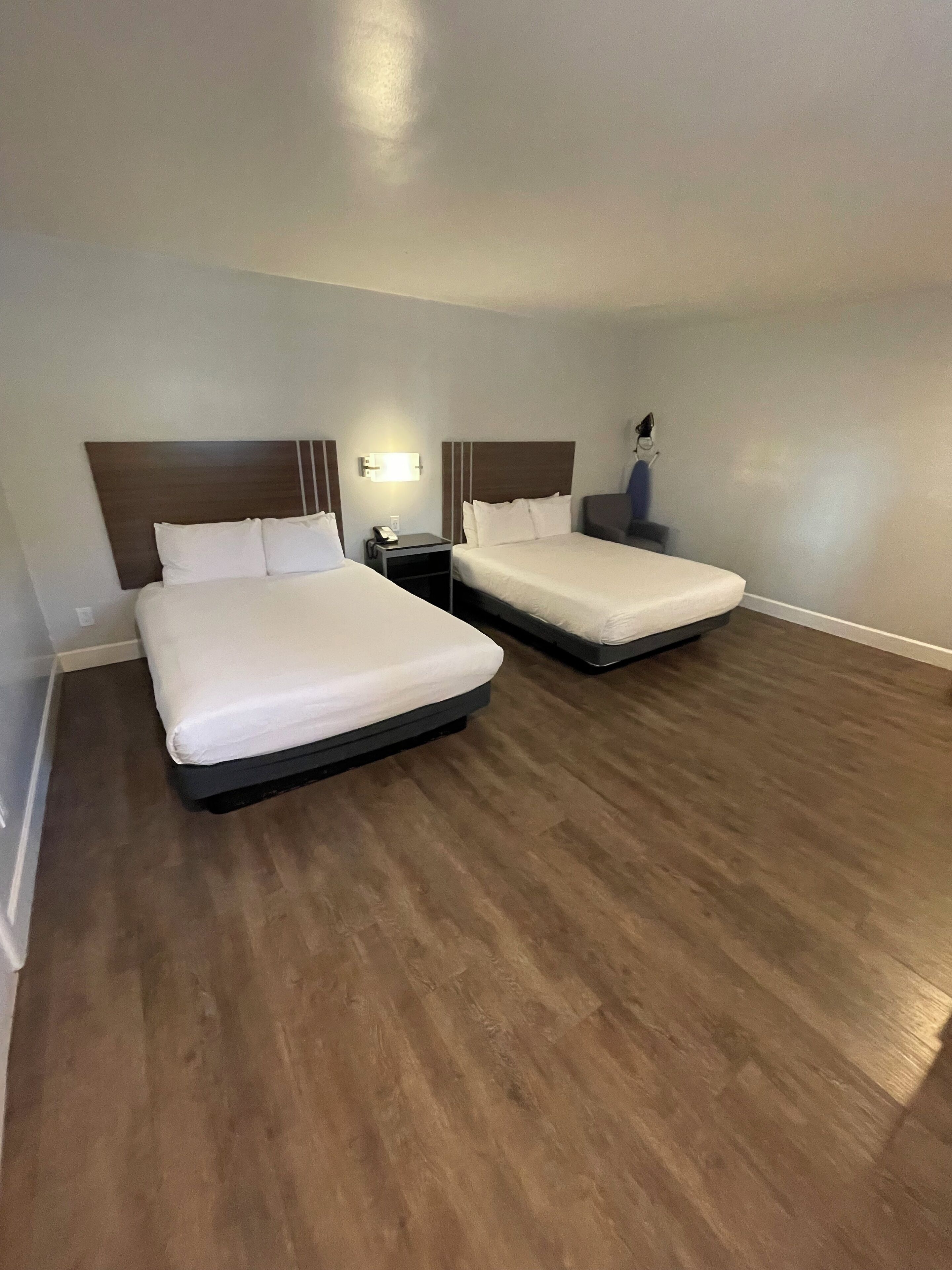 مكتب ومكواة/لوح كي وواي فاي مجانًا وملاءات أسرّة