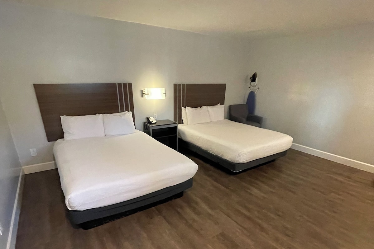 Zimmer, 2 Queen-Betten, barrierefrei | Schreibtisch, BĂŒgeleisen/BĂŒgelbrett, kostenloses WLAN, BettwĂ€sche