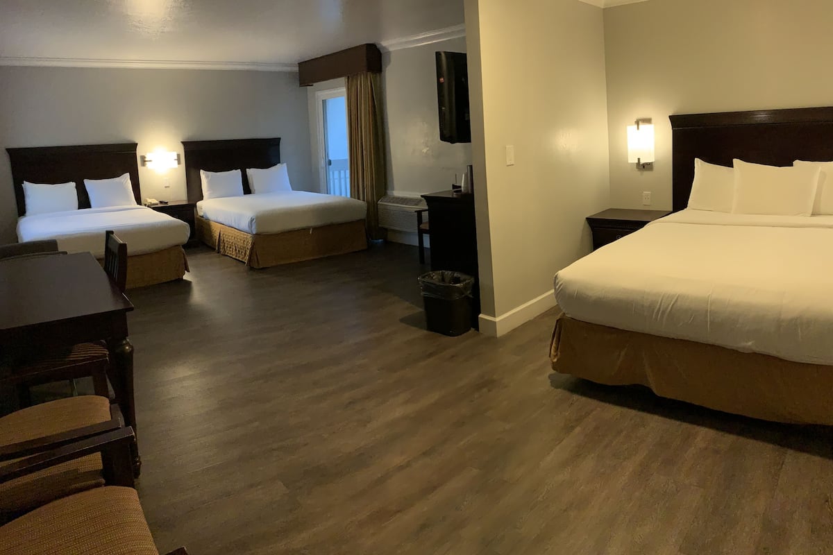 Family Room, Multiple Beds