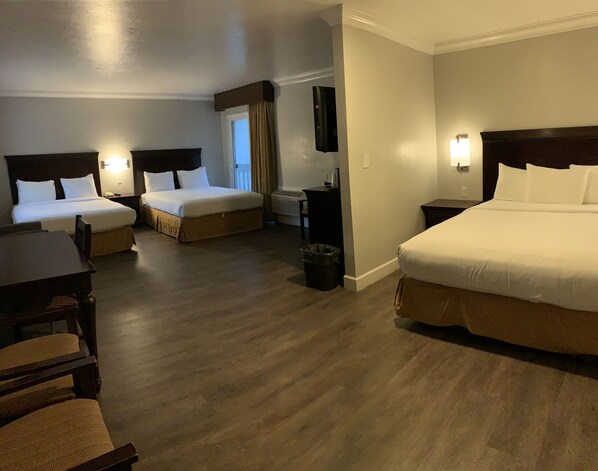 Familiekamer, Meerdere bedden | Een bureau, een strijkplank/strijkijzer, gratis wifi, beddengoed