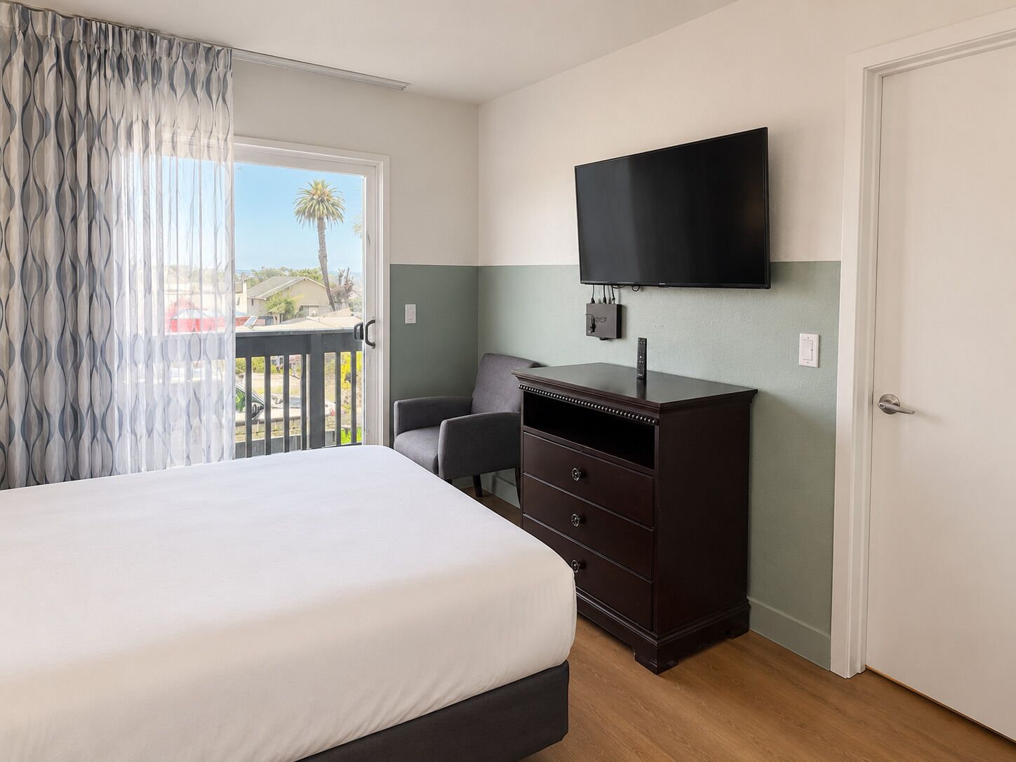 One Bedroom Suite, 2 Queen Beds, Balcony | Meja kerja, setrika/meja setrika, Wi-Fi gratis, dan seprai linen