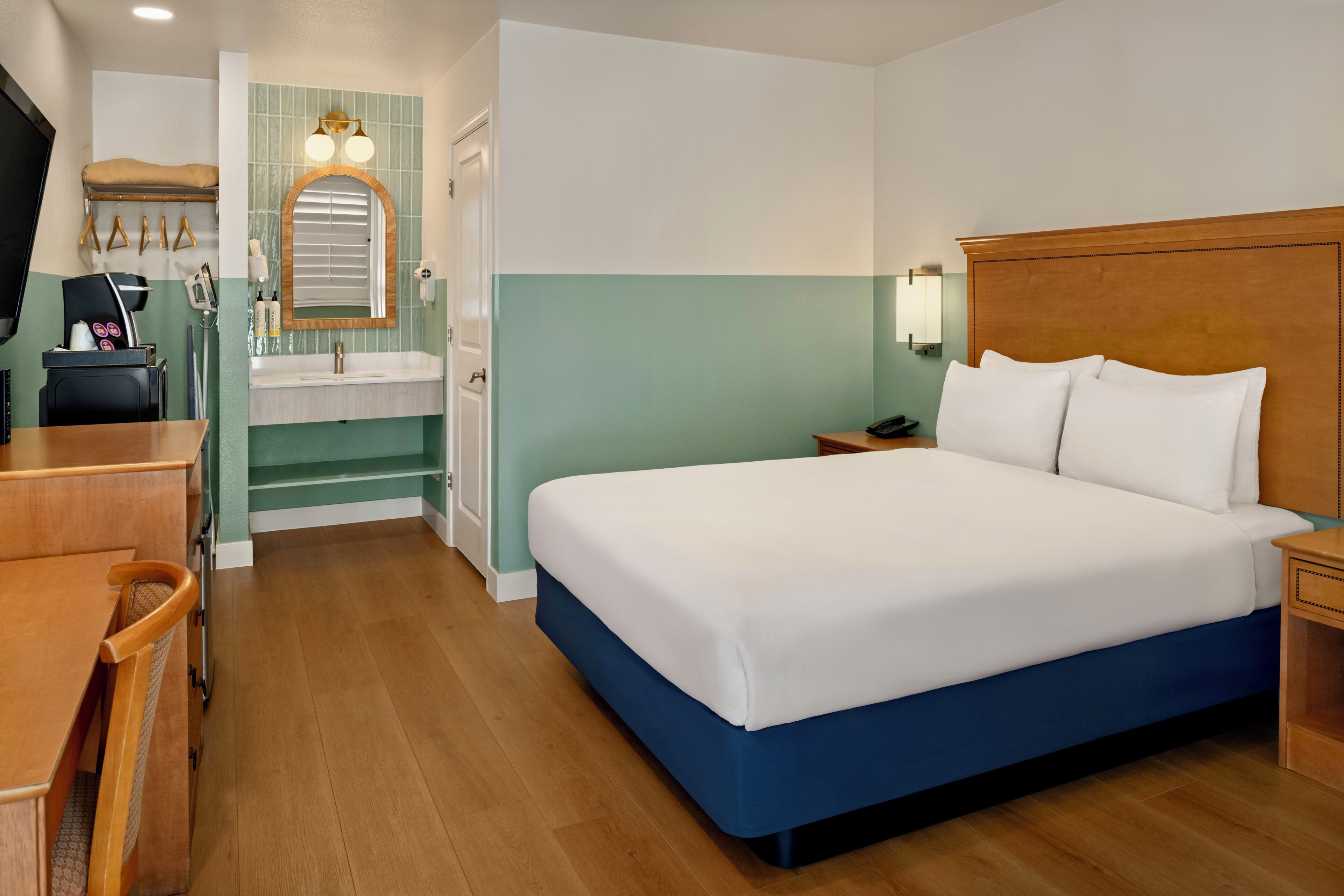 Room, 1 Queen Bed | Desk, iron/ironing board, free WiFi, bed sheets