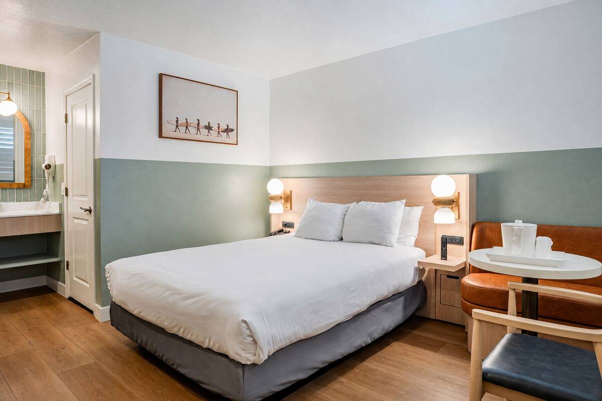 Room, 1 Queen Bed | Desk, iron/ironing board, WiFi (free), bed sheets