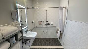 Chambre, 2 grands lits, accessible aux personnes à mobilité réduite | Salle de bain