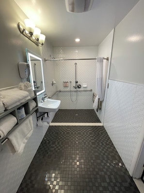 Chambre, 2 grands lits, accessible aux personnes à mobilité réduite | Salle de bain | Articles de toilette (gratuits), séchoir à cheveux, serviettes fournies