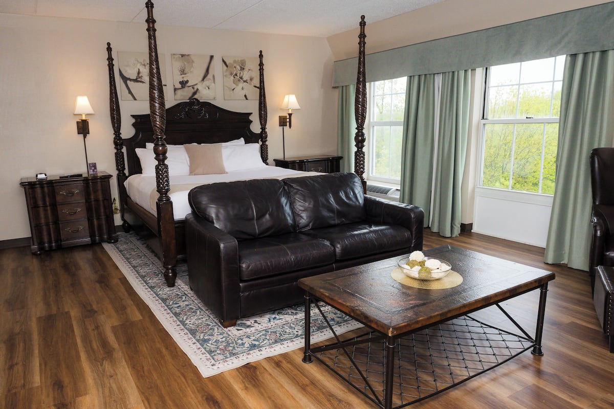 Executive Suite, 1 King Bed with Sofa bed | 1 bedroom, premium bedding, individually decorated