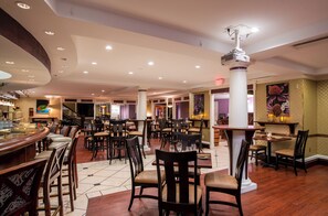 2 restaurants, servant le souper et le brunch; cuisine américaine