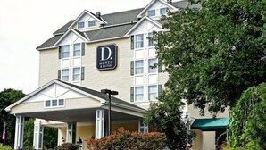 Un hotel con un cartel que dice "D. HOTEL & SUITES" en la fachada.