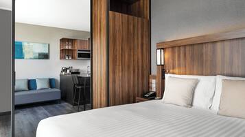 Studio, 1 King Bed | Hypo-allergenic bedding, in-room safe, desk, laptop workspace