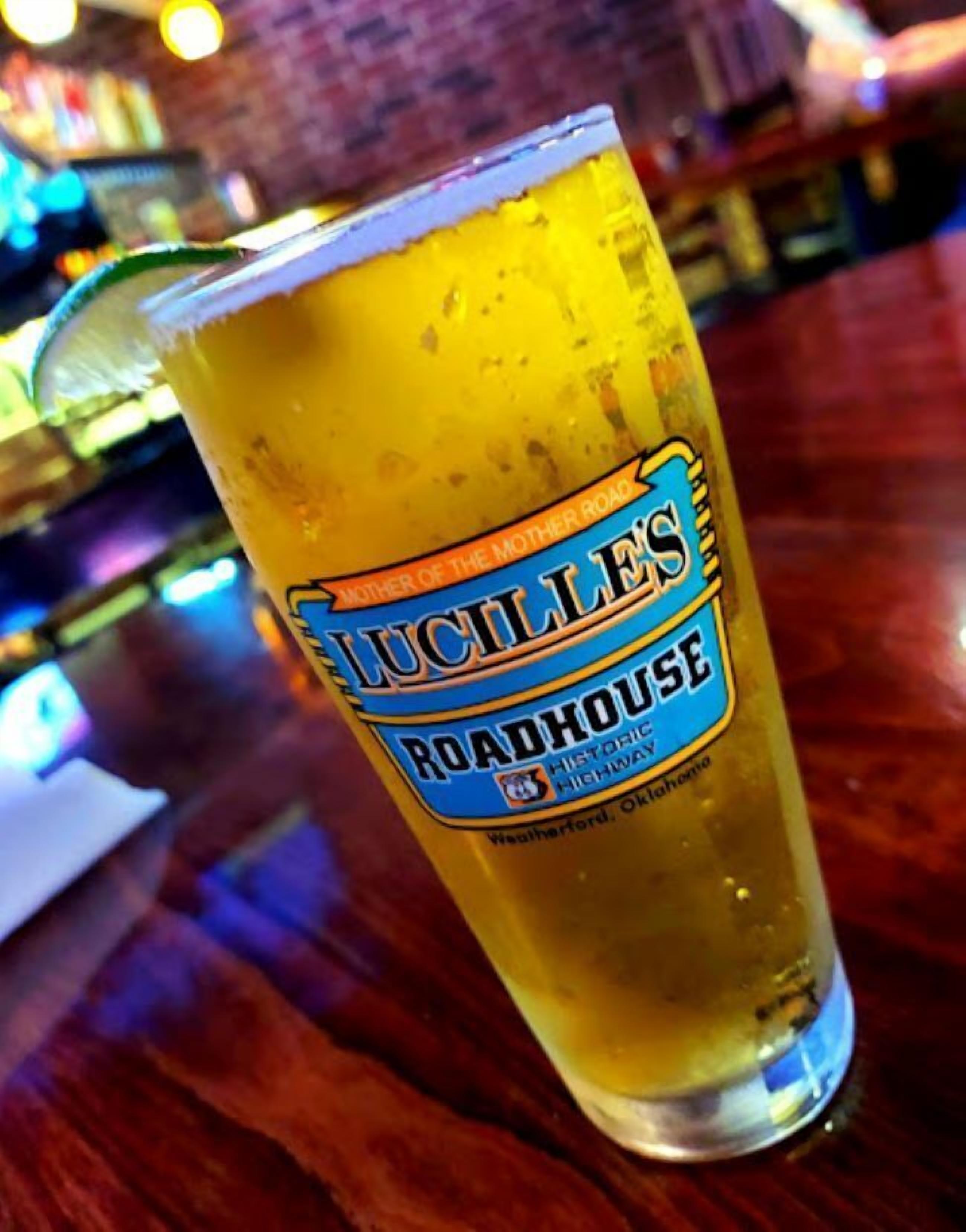 serves breakfast, lunch and dinner