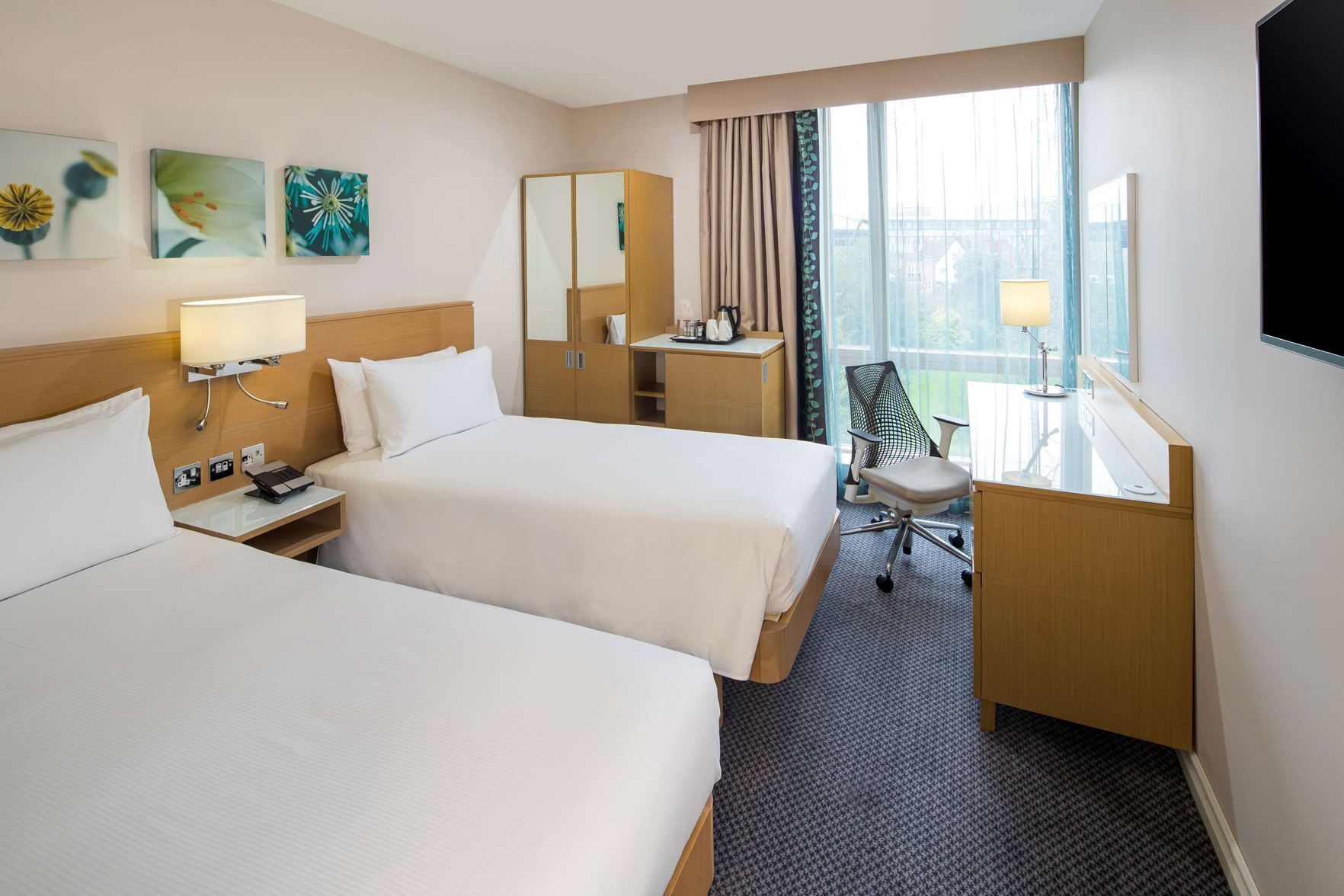 Seprai antialergi, brankas, meja kerja, dan ruang kerja ramah laptop