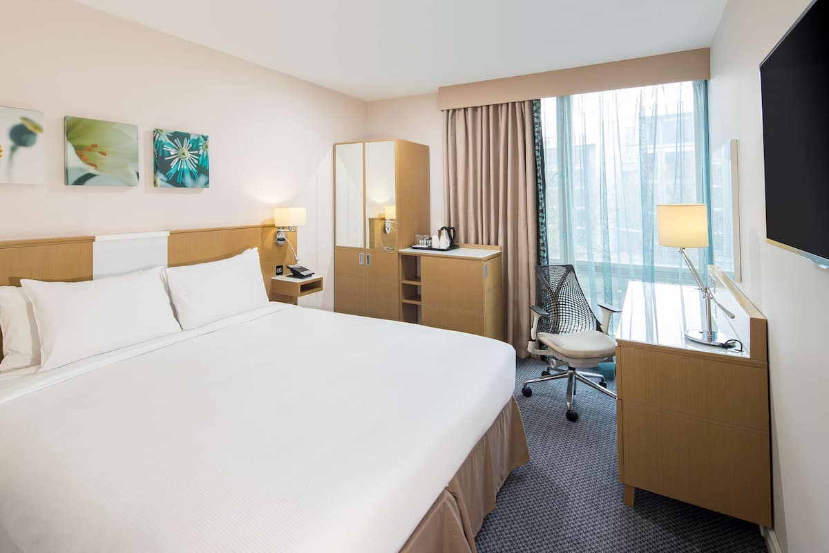 Hypo-allergenic bedding, in-room safe, desk, laptop workspace