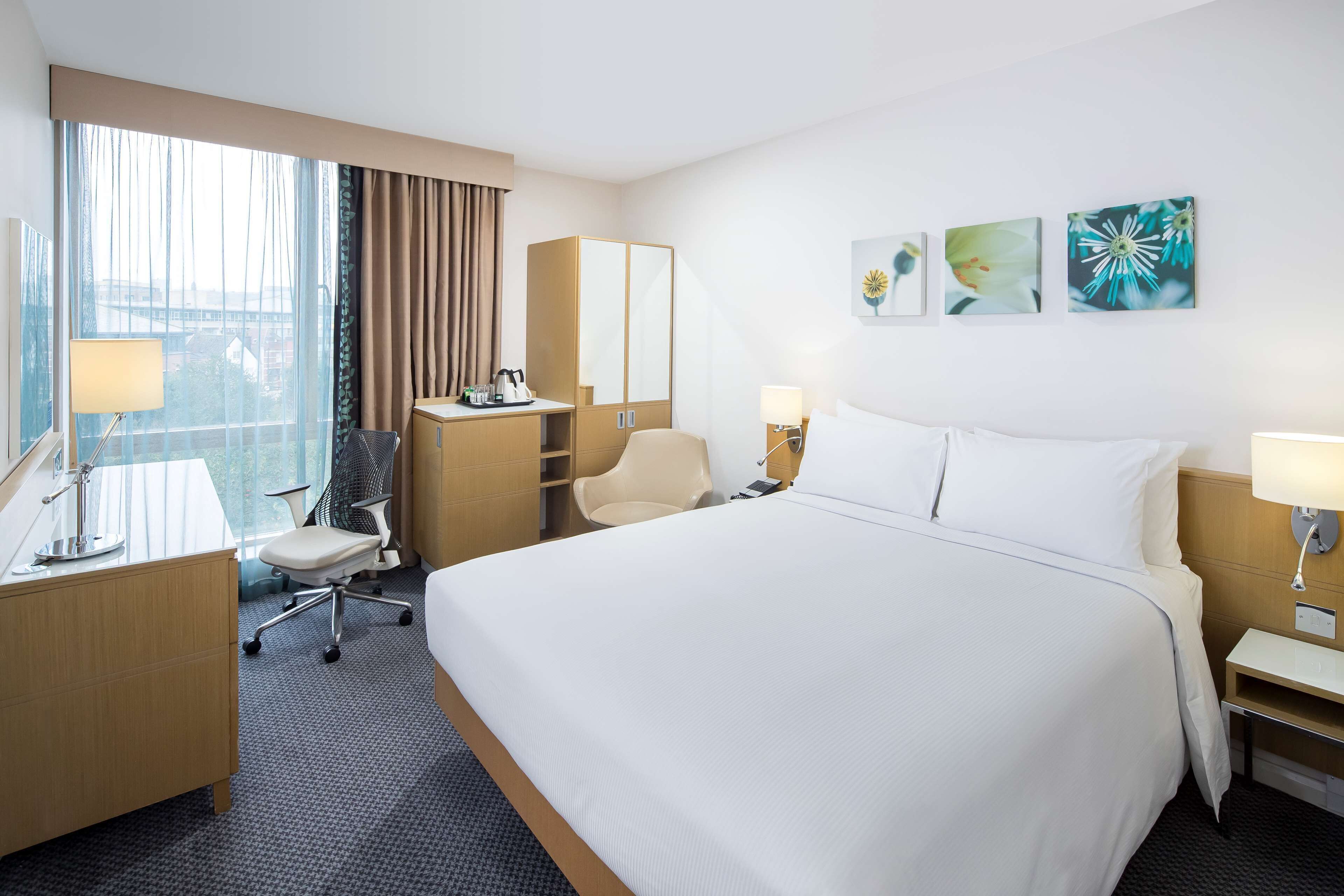 Seprai antialergi, brankas, meja kerja, dan ruang kerja ramah laptop