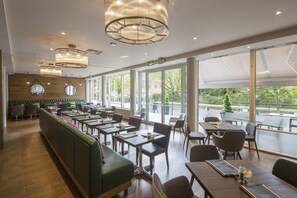 Breakfast, lunch, dinner served; international cuisine  - Hilton Garden Inn Bristol City Centre (Bristol)
