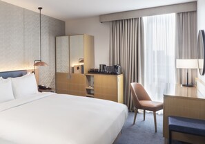 Deluxe Room, 1 King Bed | Hypo-allergenic bedding, in-room safe, desk, laptop workspace