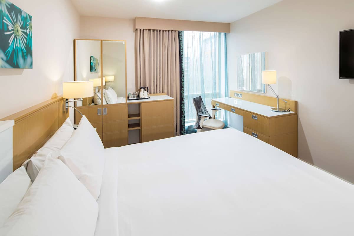 Hypo-allergenic bedding, in-room safe, desk, laptop workspace