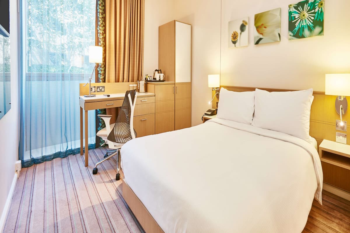 premium bedding, pillow-top beds, in-room safe, desk