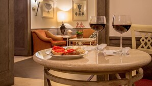 A dining table with a plate of food and two wine glasses. - Hotel Villa Glori (Rome)