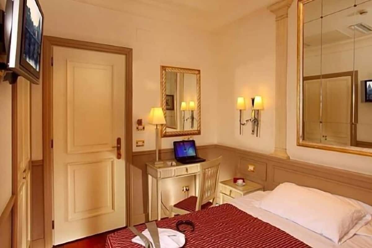 Hypo-allergenic bedding, minibar, in-room safe, free WiFi