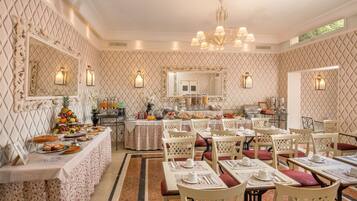 Desayuno continental diario (EUR 7.5 por persona)