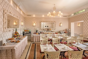 Petit déjeuner continental (7.5 EUR par personne)