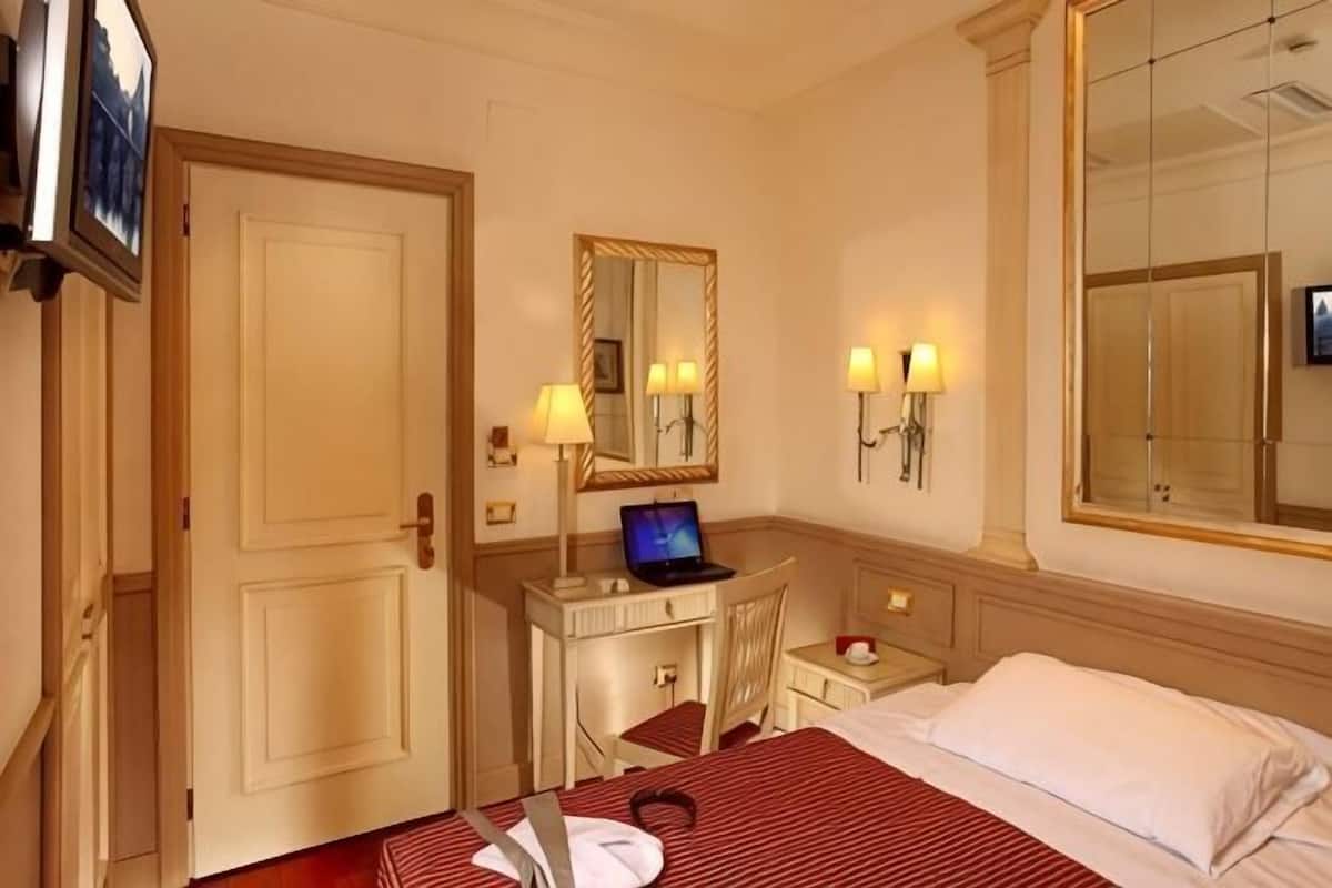 Hypo-allergenic bedding available, minibar, in-room safe, WiFi (free)