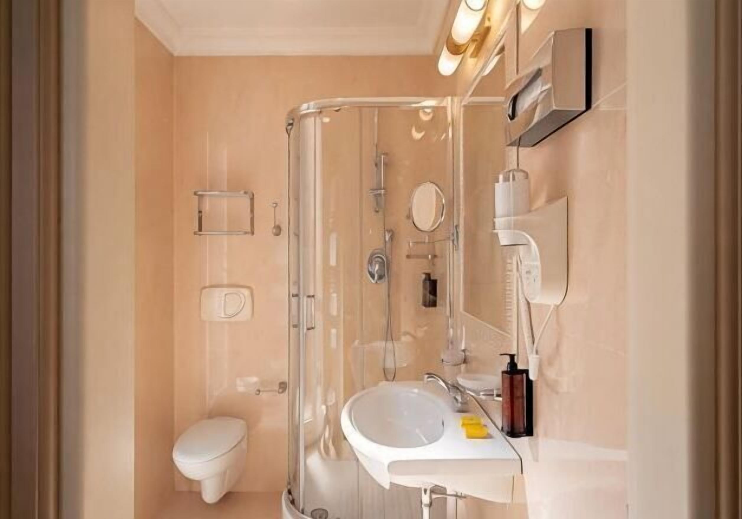 Baño | Regadera, secadora de cabello, pantuflas, bidet 