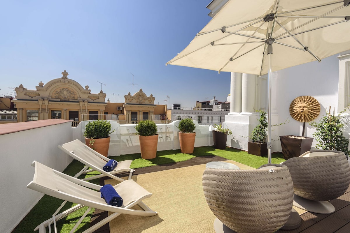 Deluxe-Zimmer, Terrasse, Stadtblick | 1 Schlafzimmer, Daunenbettdecken, Minibar, Zimmersafe