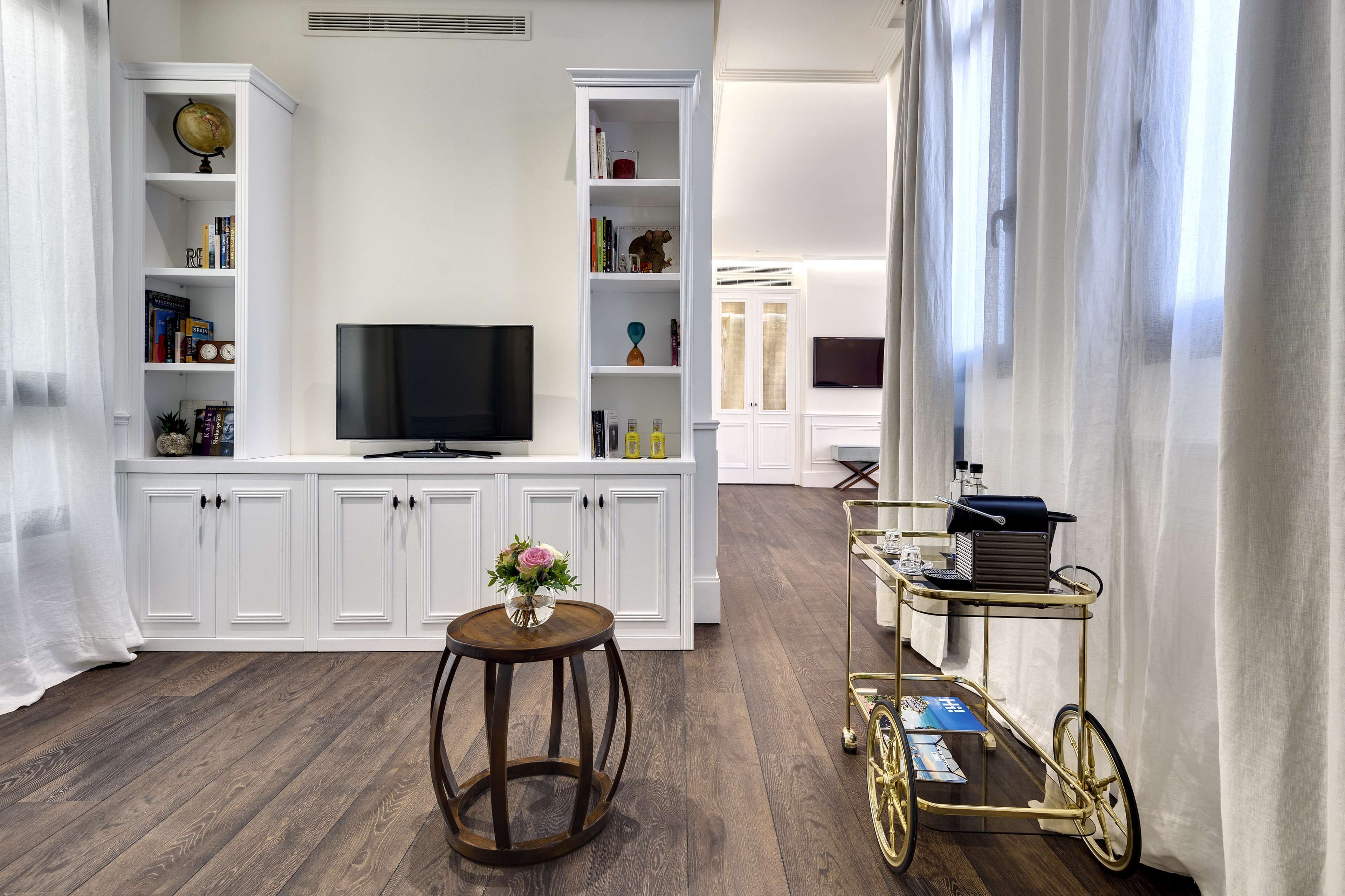 suite, terrace (jacuzzi) | 1 bedroom, down duvets, minibar, in-room safe