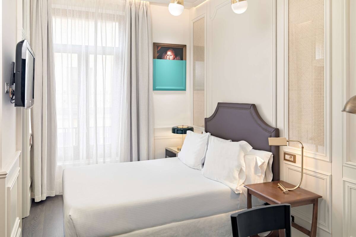 1 kamar tidur, selimut bulu angsa, minibar, dan brankas