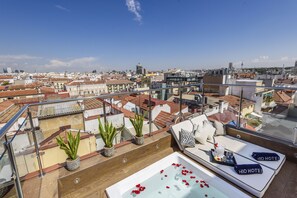 Suite, Terrasse (Jacuzzi) | Blick auf die Stadt