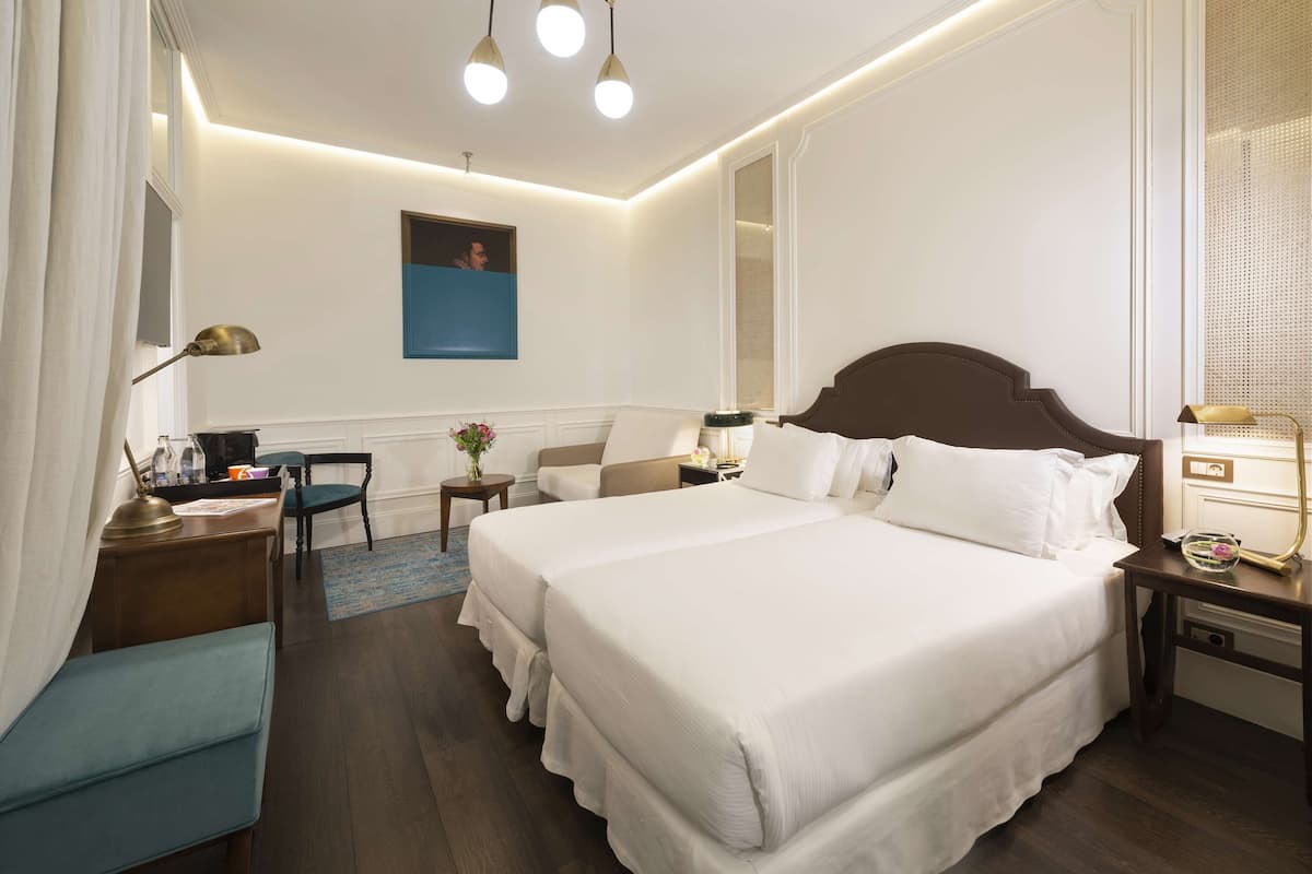 Kamar Triple Klasik (with Sofa Bed) | 1 kamar tidur, selimut bulu angsa, minibar, dan brankas