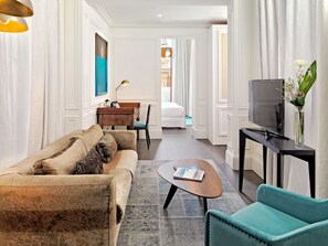 Junior-Suite, Terrasse | 1 Schlafzimmer, Daunenbettdecken, Minibar, Zimmersafe