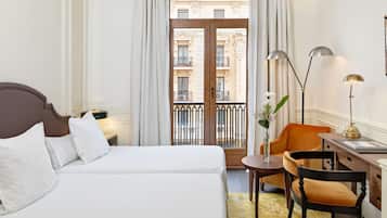 1 habitación, cubrecamas, minibar y caja de seguridad en la habitación