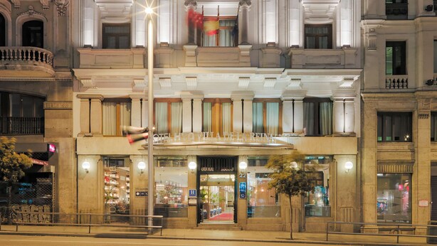 A grand hotel with classical architecture, featuring multiple floors, large windows, and a prominent entrance. - H10 Villa de la Reina Boutique Hotel (Madrid)