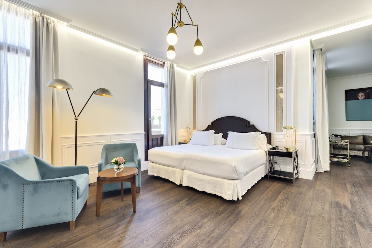 Suite, teras (Jacuzzi) | 1 kamar tidur, selimut bulu angsa, minibar, dan brankas