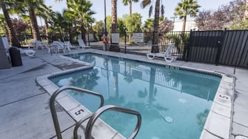 Una piscina cubierta, una piscina al aire libre