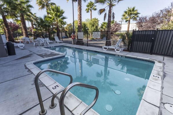 Una piscina cubierta, una piscina al aire libre