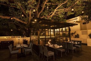 Outdoor dining - Jehan Numa Palace Hotel (Bhopal)