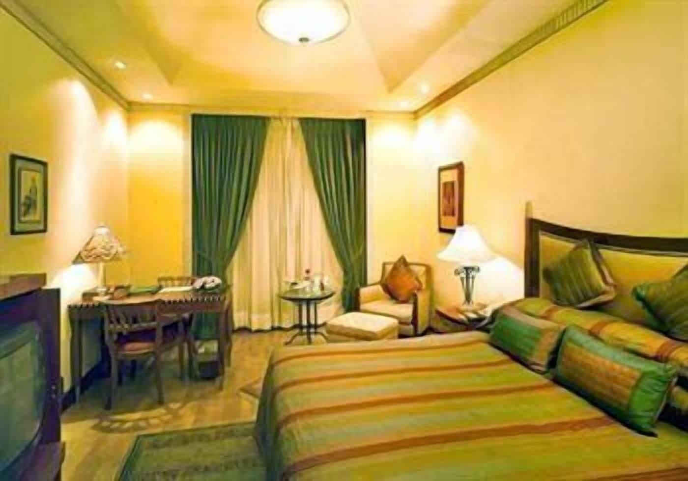 Cubrecamas, colchones Select Comfort y minibar 
